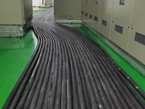 泸定如何根据理论计算公式计算温度对特定电压测量结果的影响？