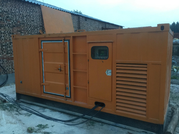 泸定发电机组长期使用中，电缆线的敷设路径有哪些要求？